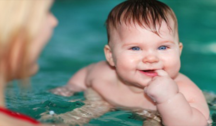 trẻ sơ sinh học bơi